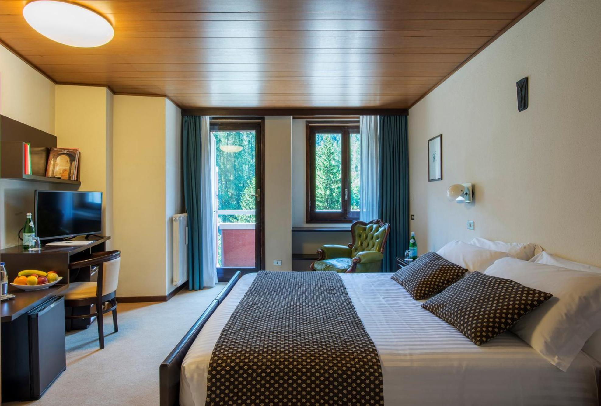 Hotel Mirella ปอนเตดีเลโญ ภายนอก รูปภาพ