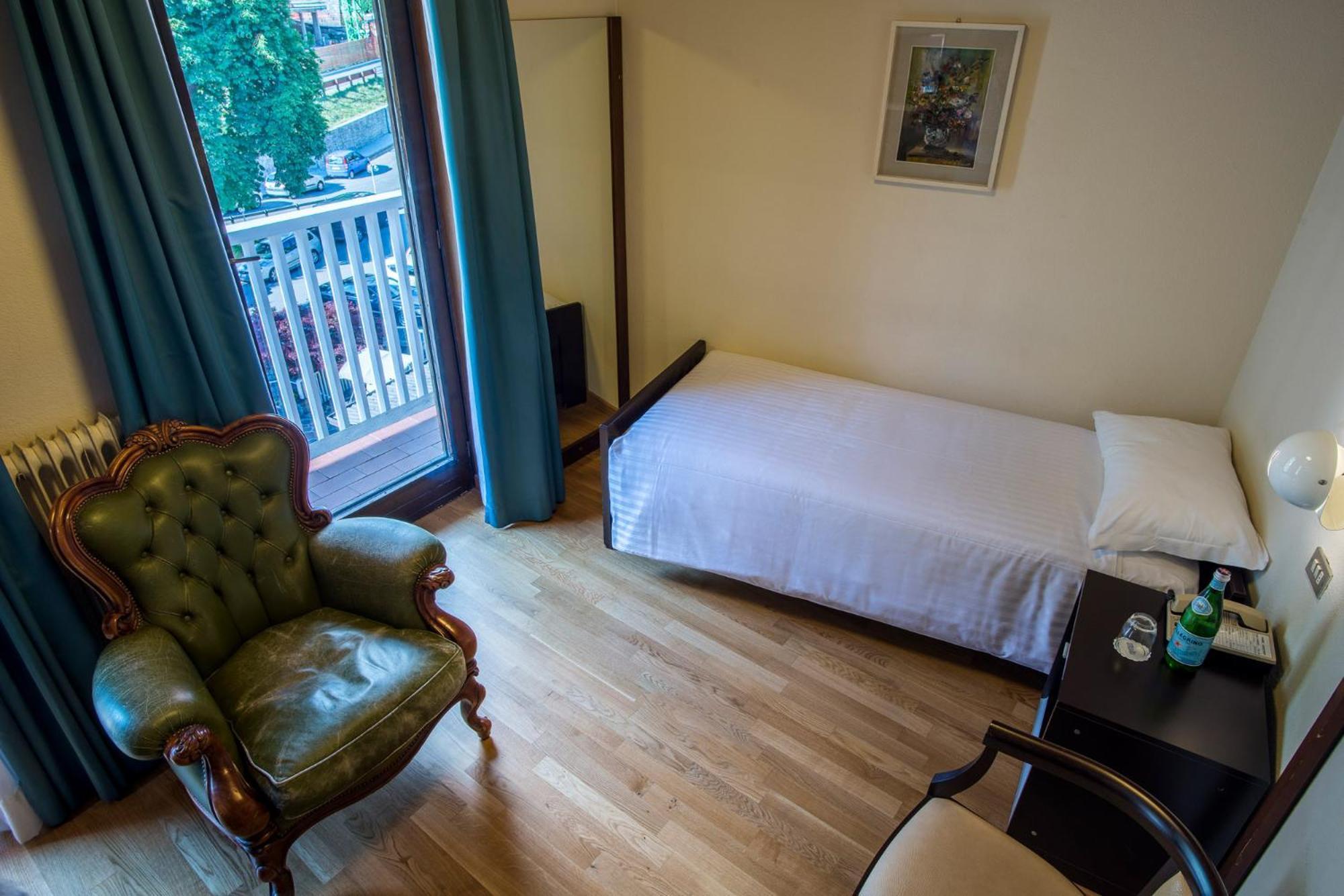 Hotel Mirella ปอนเตดีเลโญ ภายนอก รูปภาพ