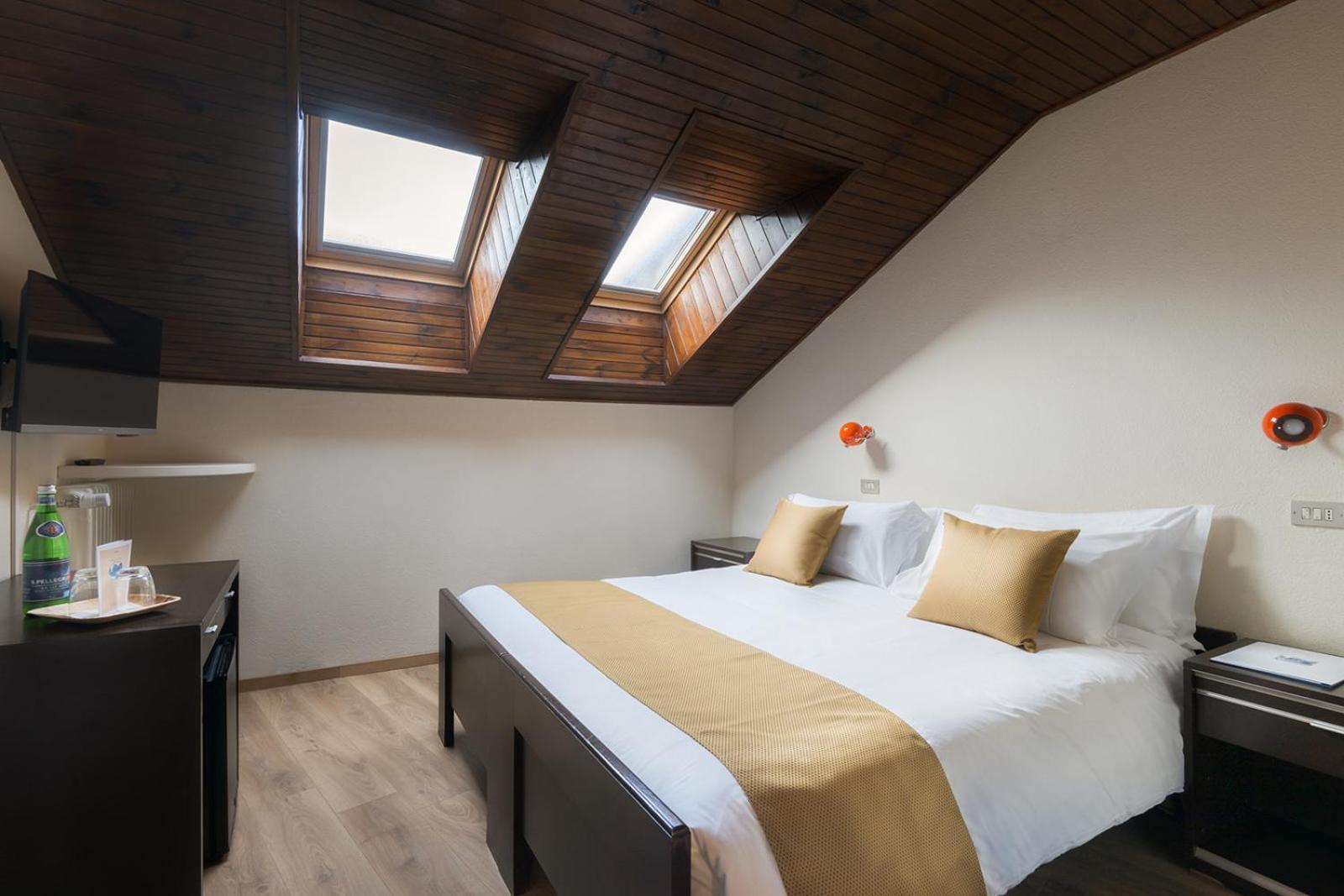 Hotel Mirella ปอนเตดีเลโญ ภายนอก รูปภาพ