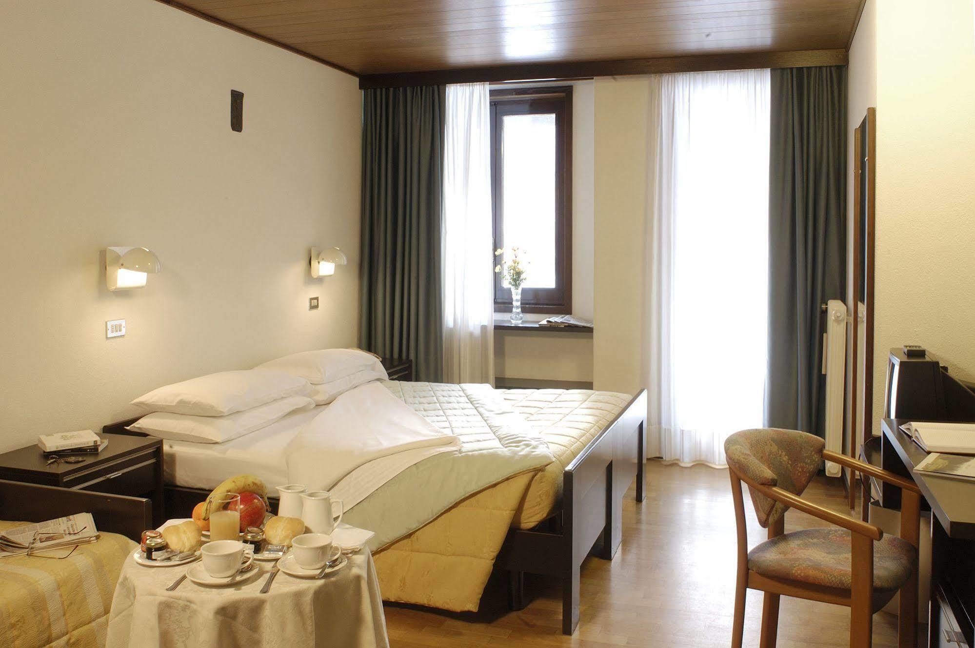 Hotel Mirella ปอนเตดีเลโญ ภายนอก รูปภาพ