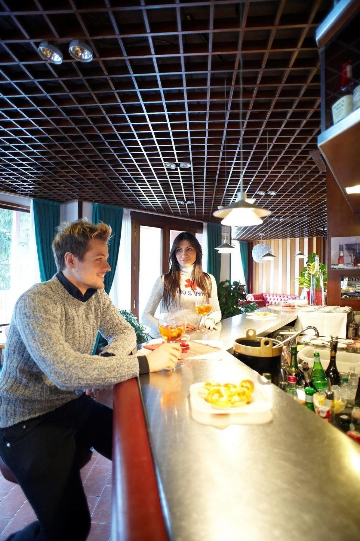 Hotel Mirella ปอนเตดีเลโญ ภายนอก รูปภาพ
